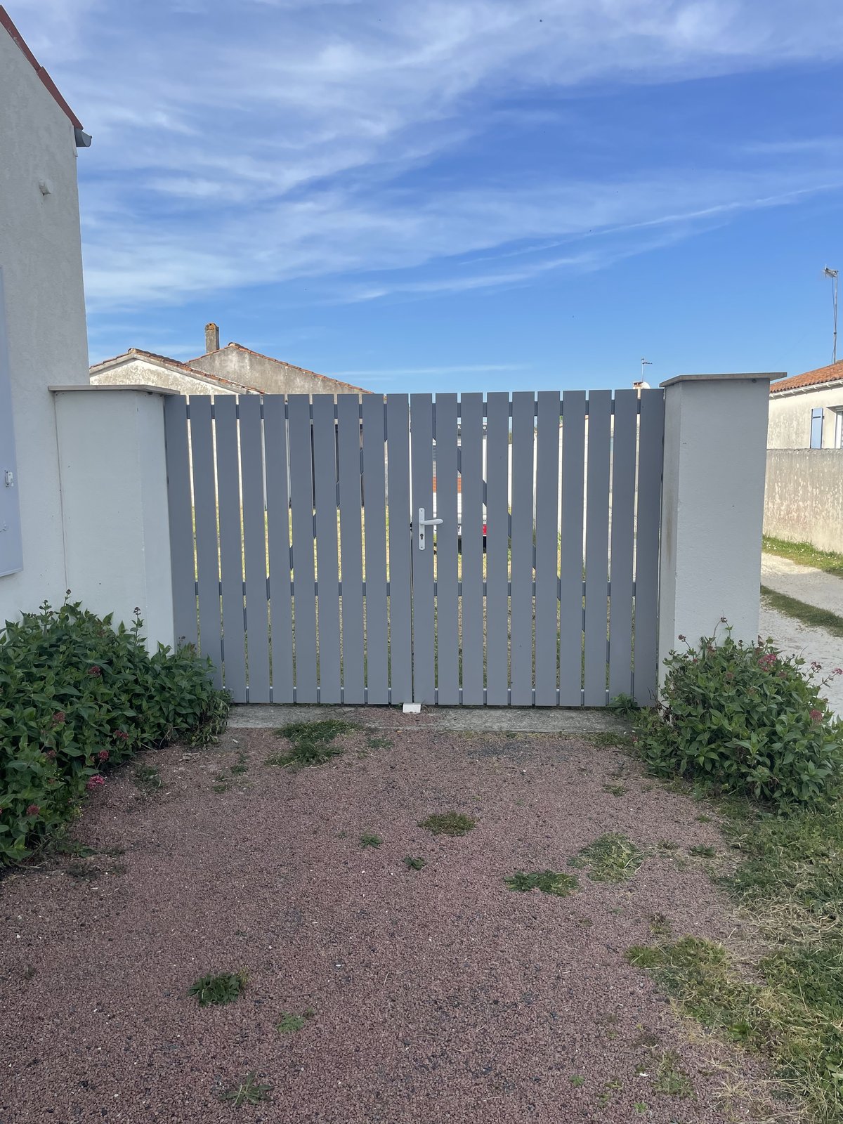 Entrée du cabinet, portail gris